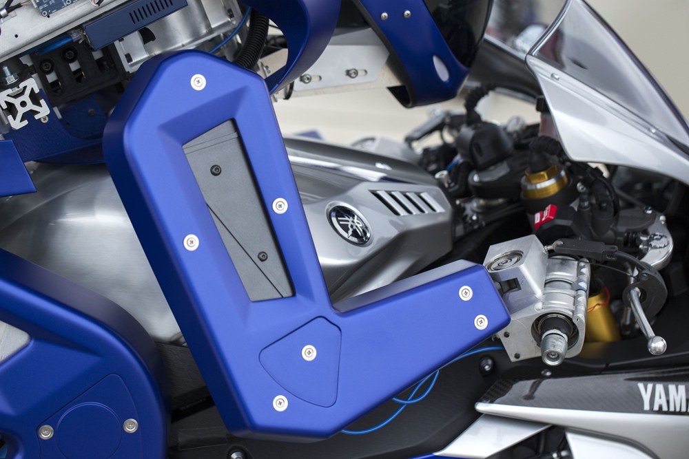 Проект Motobot V1 от концерна Yamaha - тест-пилот робот