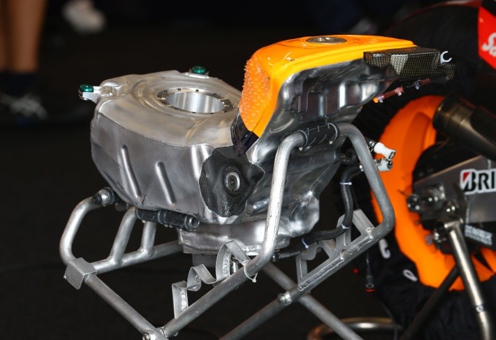 Новая конфигурация топливного бака Yamaha YZR-M1 2016