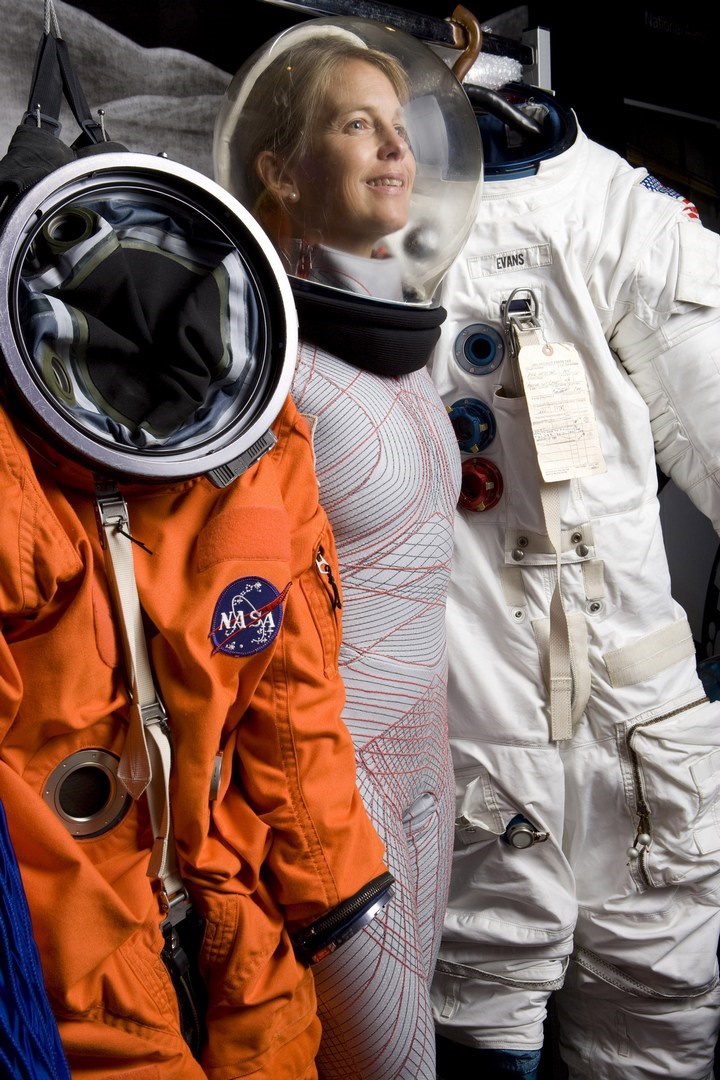 Компания Dainese создала два костюма для миссии на Марсе