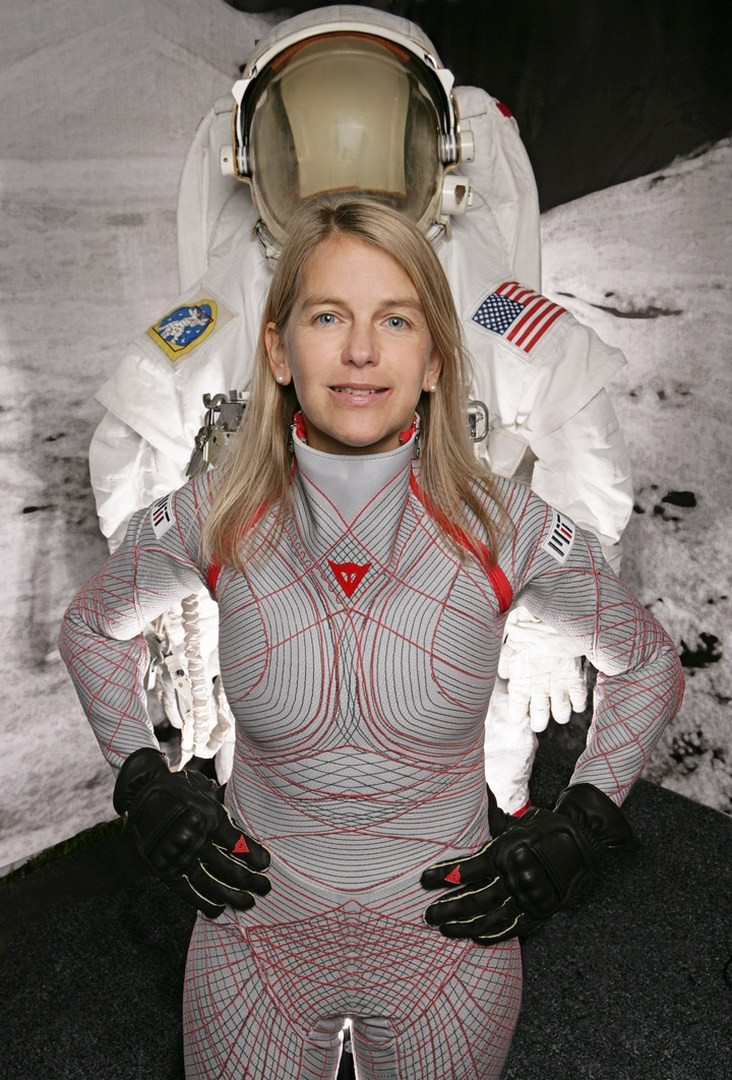 Компания Dainese создала два костюма для миссии на Марсе