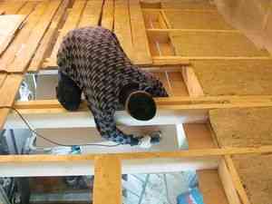 Процесс подшивки потолочного перекрытия