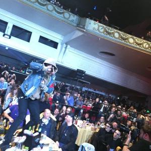 Оливер Сайкс запрыгнул на стол к Coldplay во время выступления на NME Awards 2016